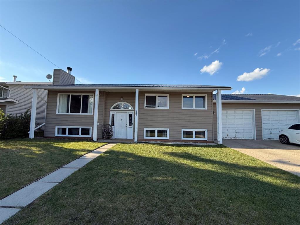 602 9 Ave W Property Photo 1