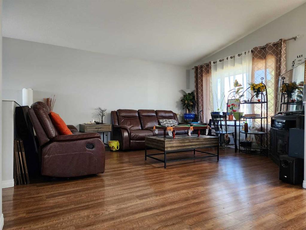 734 Aberdeen Crescent Property Photo 4