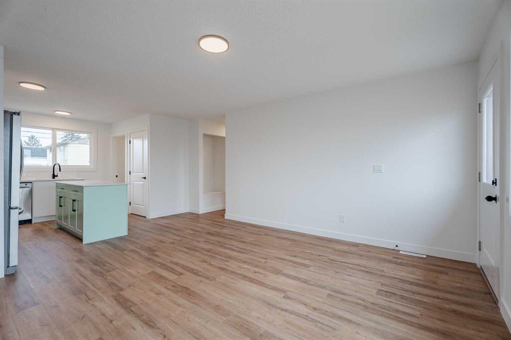 2916 41 Street Property Photo 8