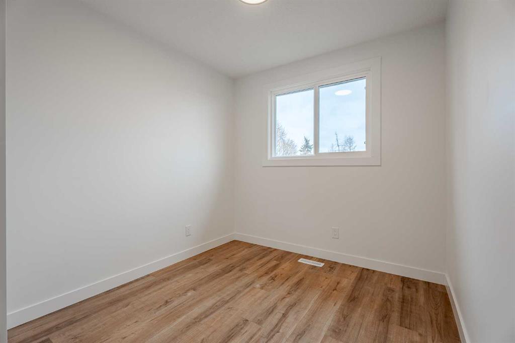 2916 41 Street Property Photo 17
