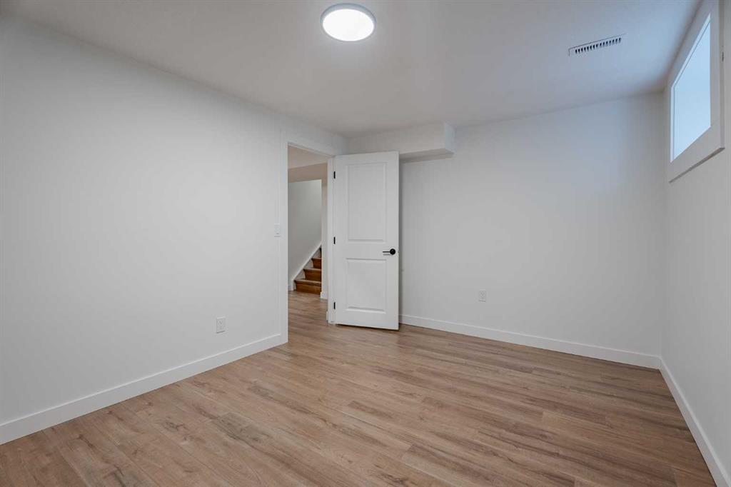 2916 41 Street Property Photo 33