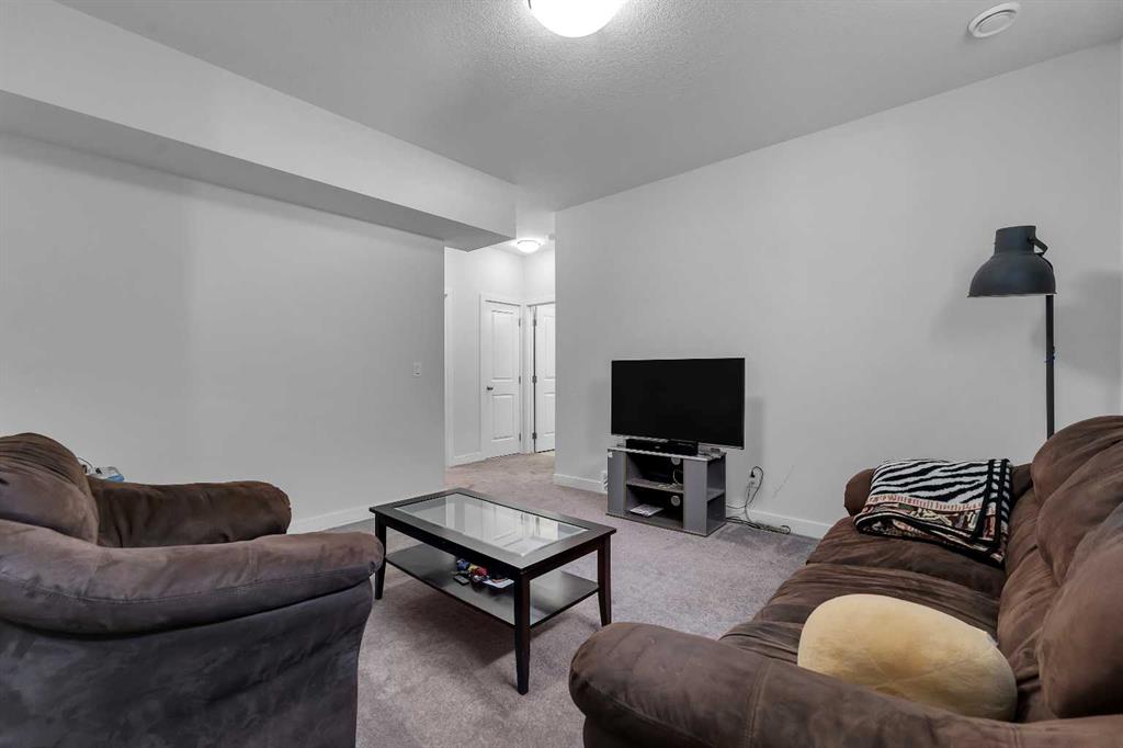 264 Reunion Loop Property Photo 32