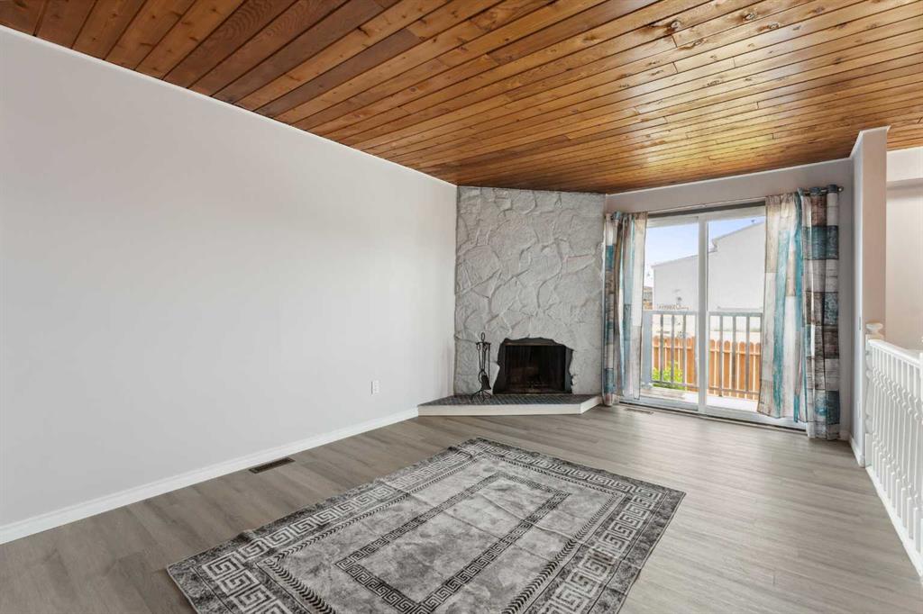 1203 44 Street E Property Photo 4