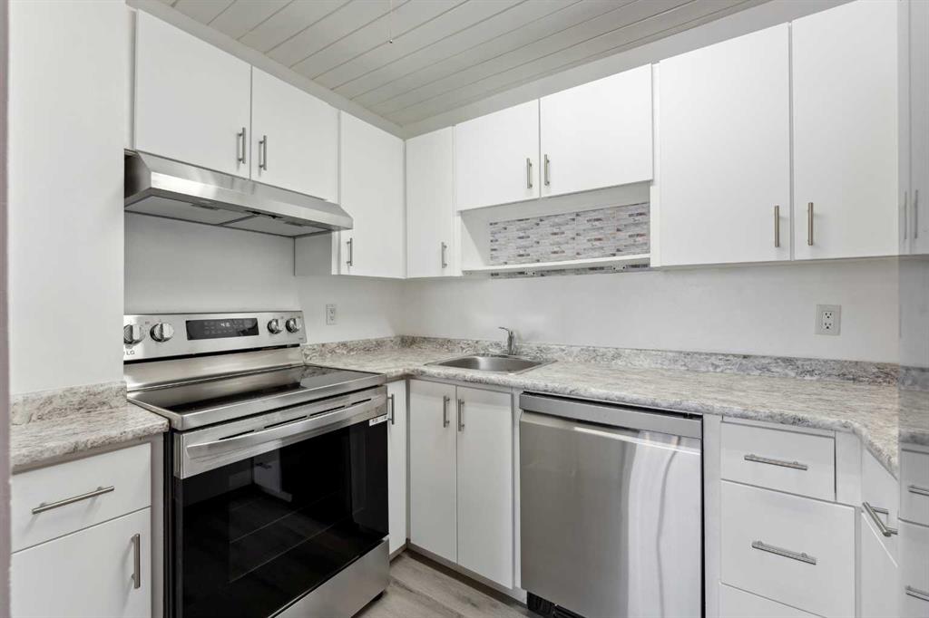 1203 44 Street E Property Photo 14