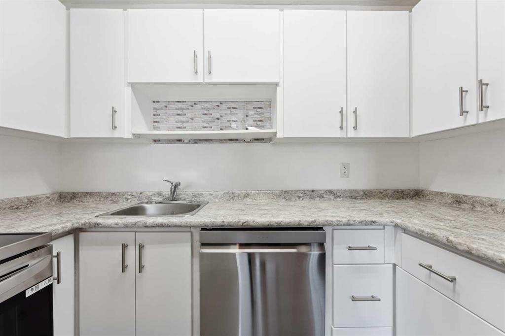 1203 44 Street E Property Photo 16