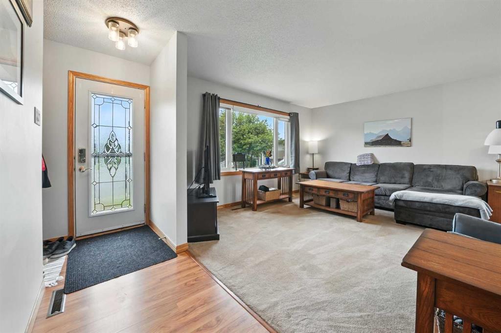 5220 52 Street Property Photo 4
