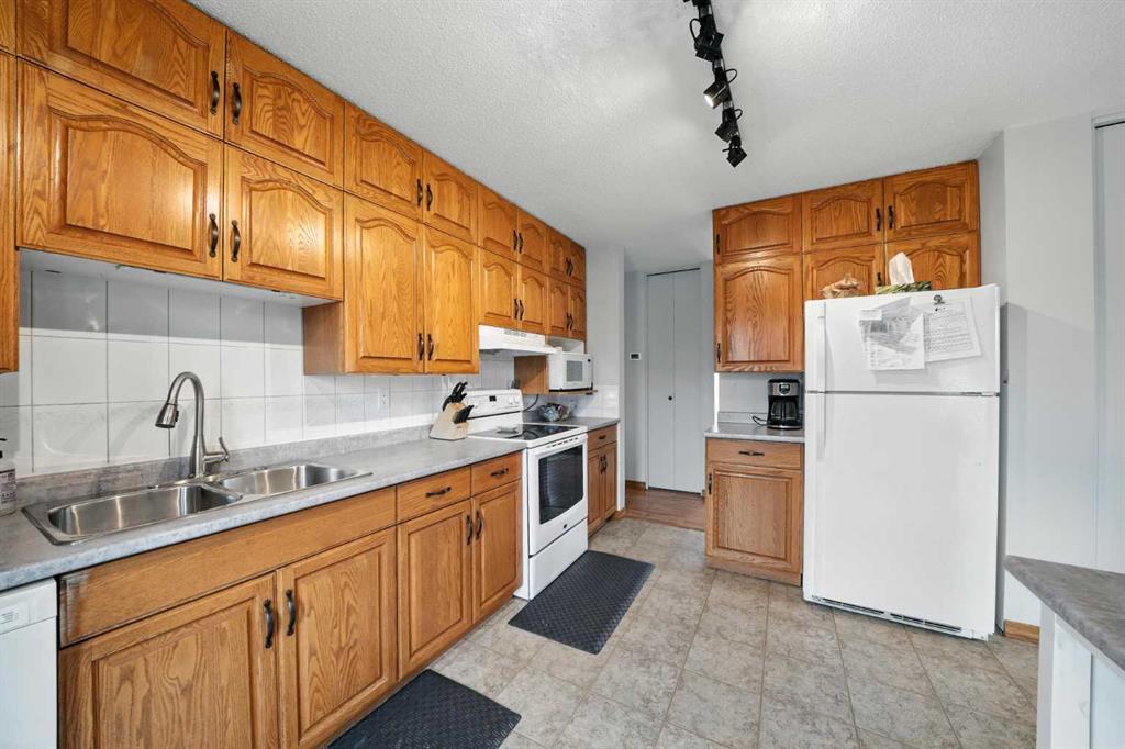 5220 52 Street Property Photo 10