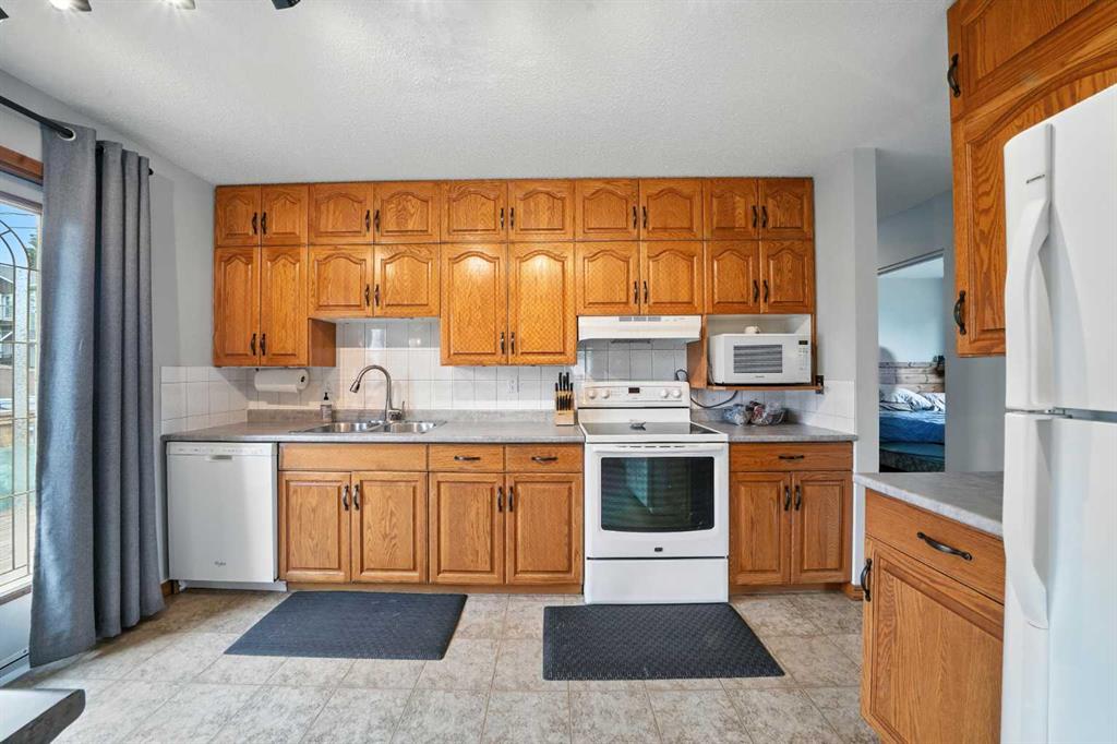 5220 52 Street Property Photo 11