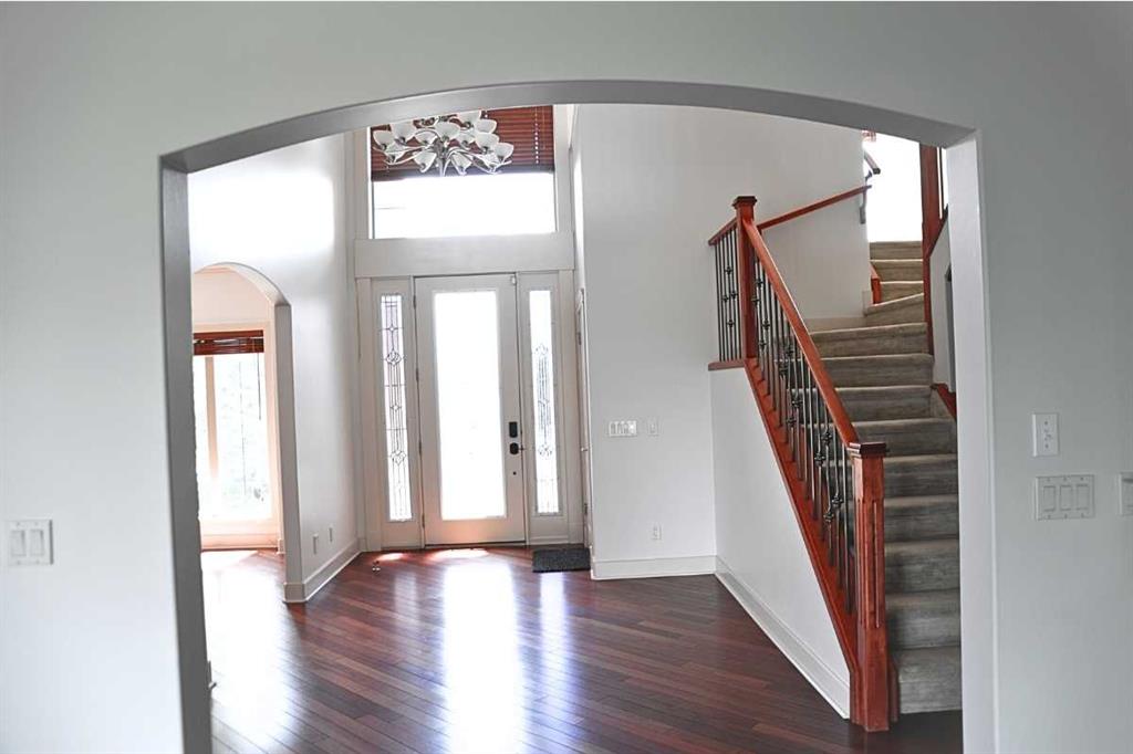 31 Cougarstone Point Property Photo 2