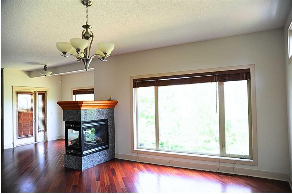 31 Cougarstone Point Property Photo 6