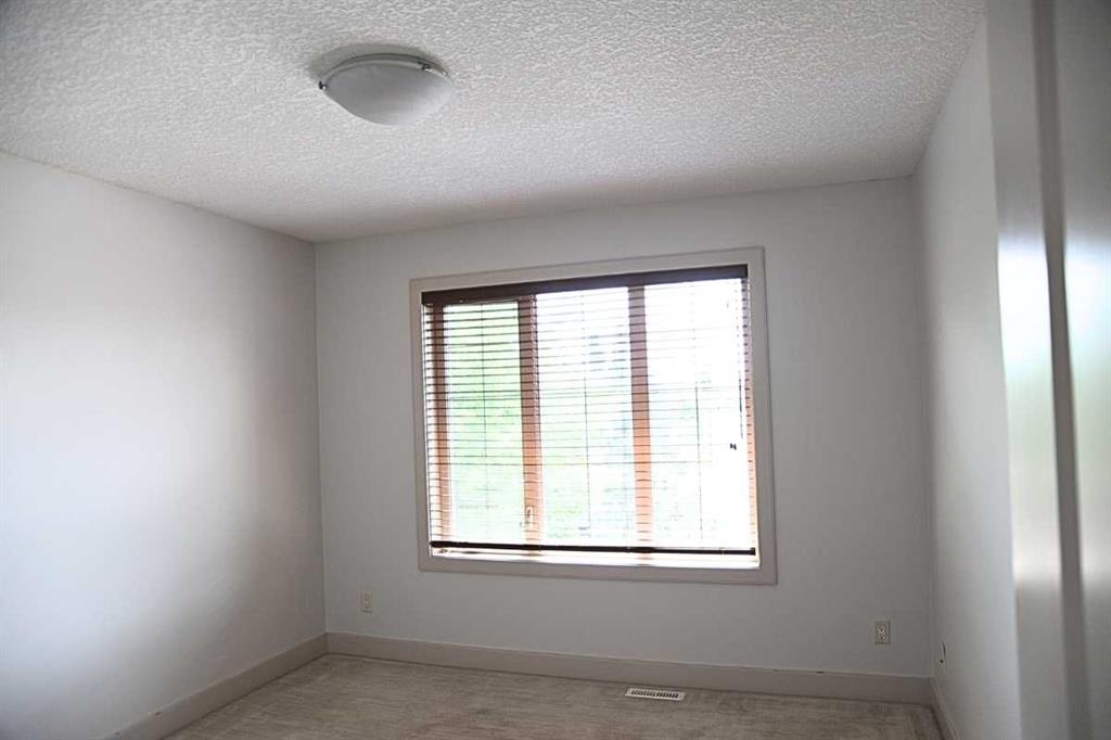 31 Cougarstone Point Property Photo 15