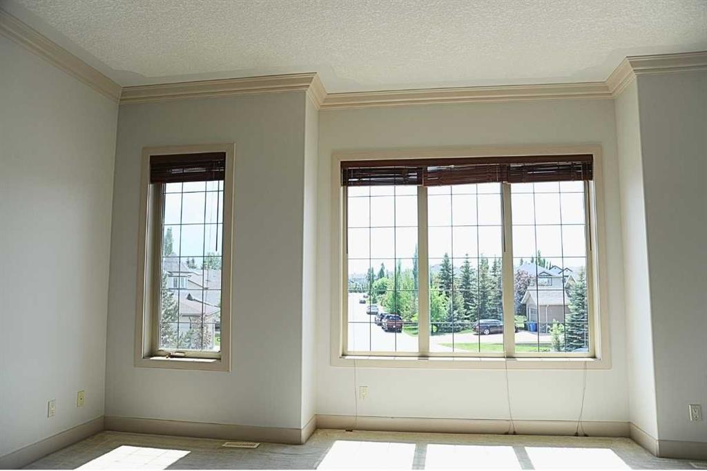 31 Cougarstone Point Property Photo 18
