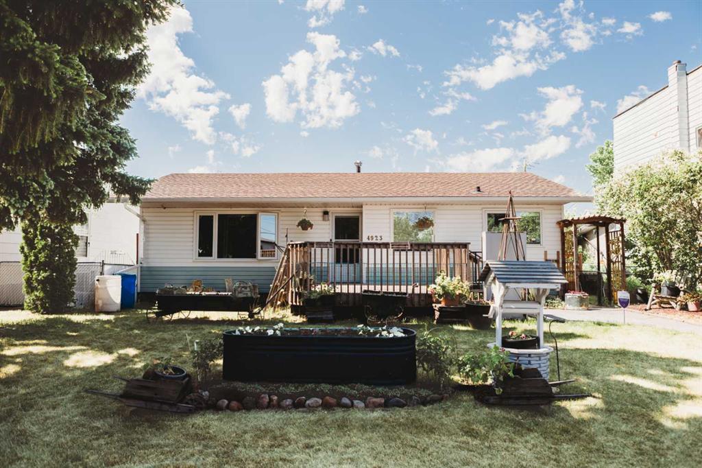 4923 54 Avenue Property Photo 1