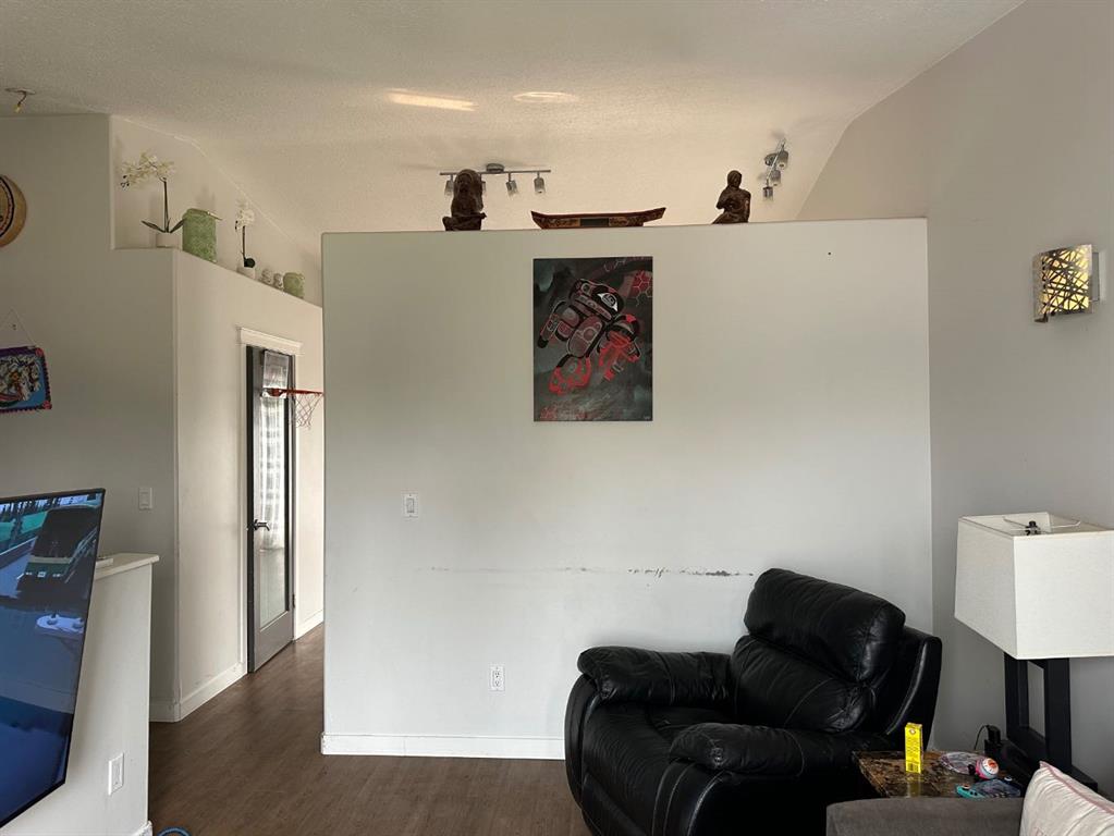 9025 60a Avenue Property Photo 4
