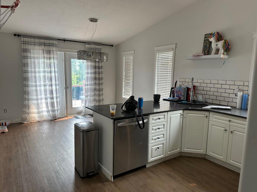 9025 60a Avenue Property Photo 5