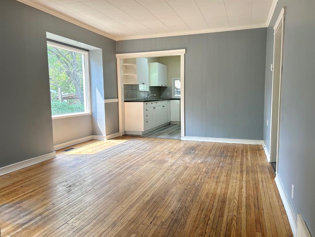 4622 48 Street Property Photo 4