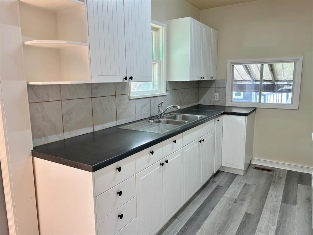 4622 48 Street Property Photo 9