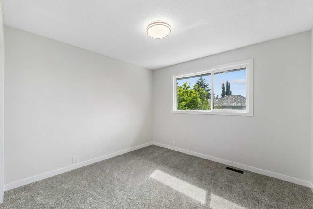 54 Mckenzie Lake Manor Property Photo 32