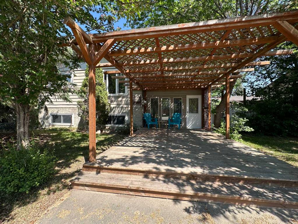 5225 2 Street Property Photo 1