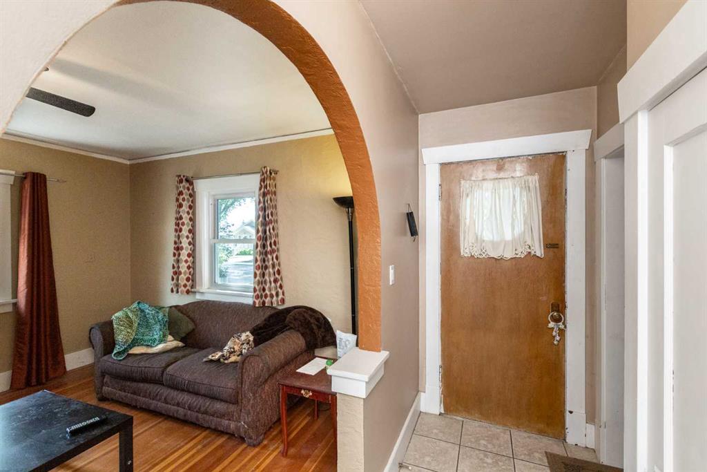 5215 51 Street Property Photo 6