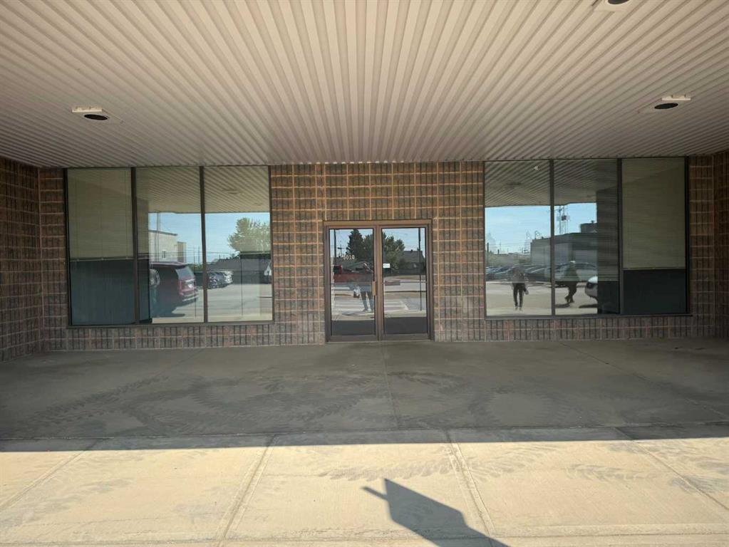 5010 54 Avenue Property Photo 1