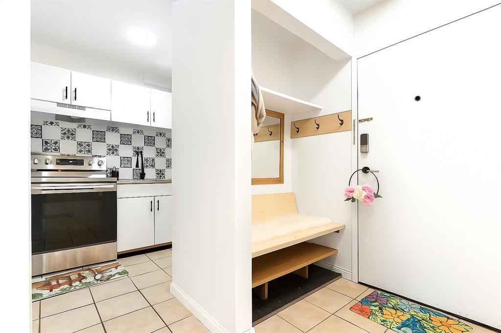 1712 38 Street 103 Property Photo 2