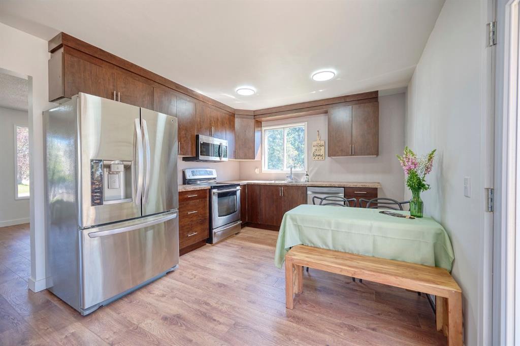 1176 Penrith Crescent Property Photo 3