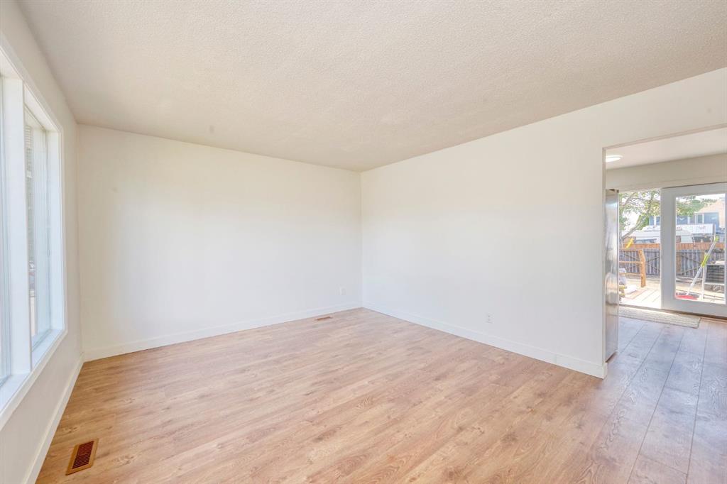 1176 Penrith Crescent Property Photo 6