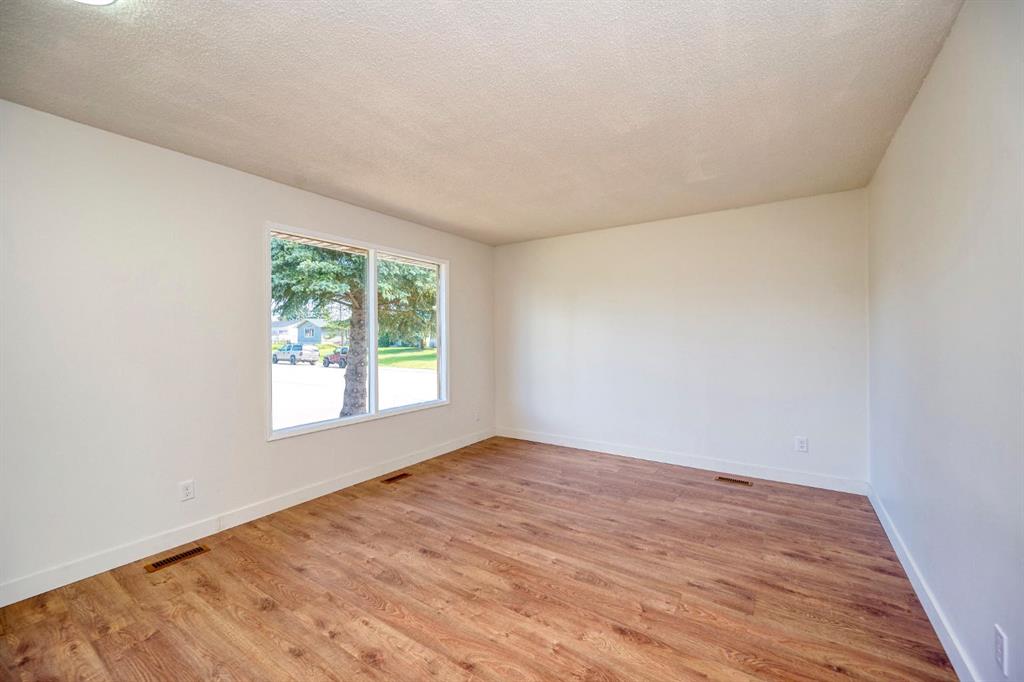 1176 Penrith Crescent Property Photo 7