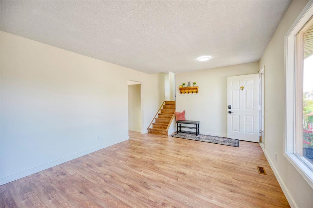 1176 Penrith Crescent Property Photo 8