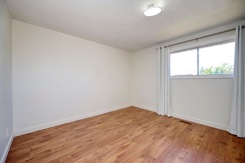 1176 Penrith Crescent Property Photo 9