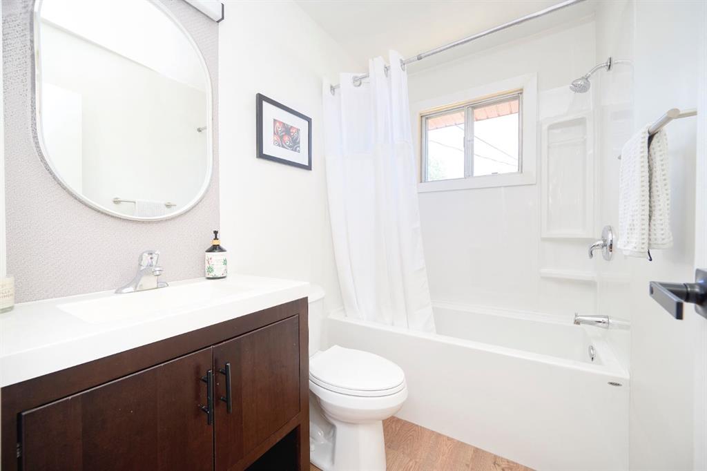 1176 Penrith Crescent Property Photo 12