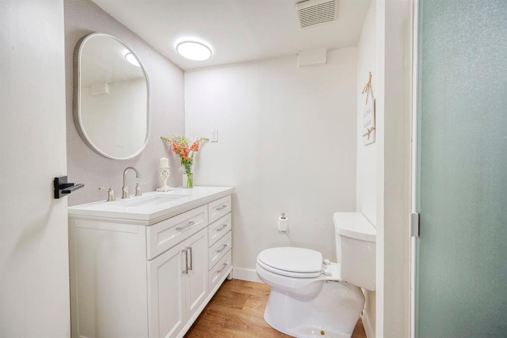1176 Penrith Crescent Property Photo 18