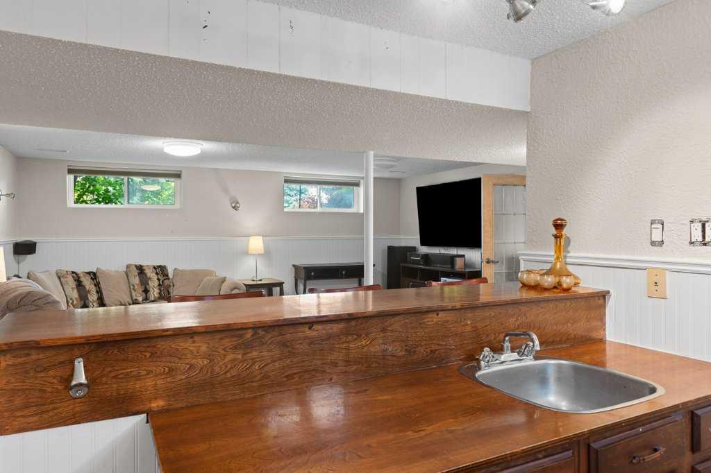 235 Allan Crescent Property Photo 24
