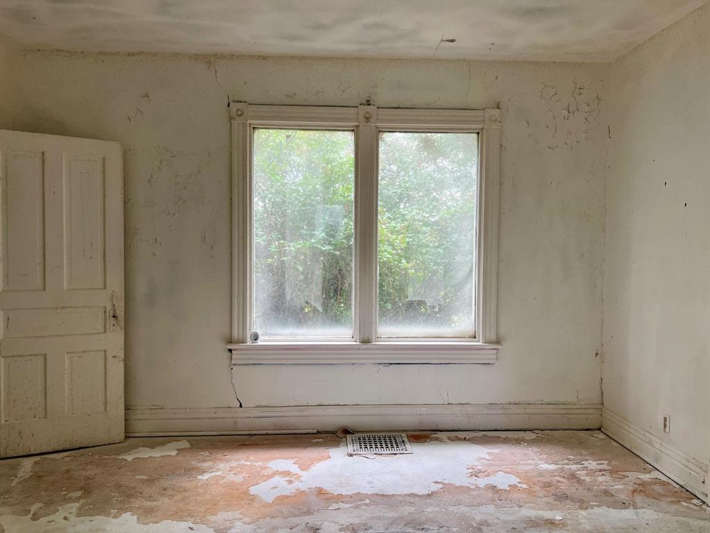 992 Lawrence Street Property Photo 4