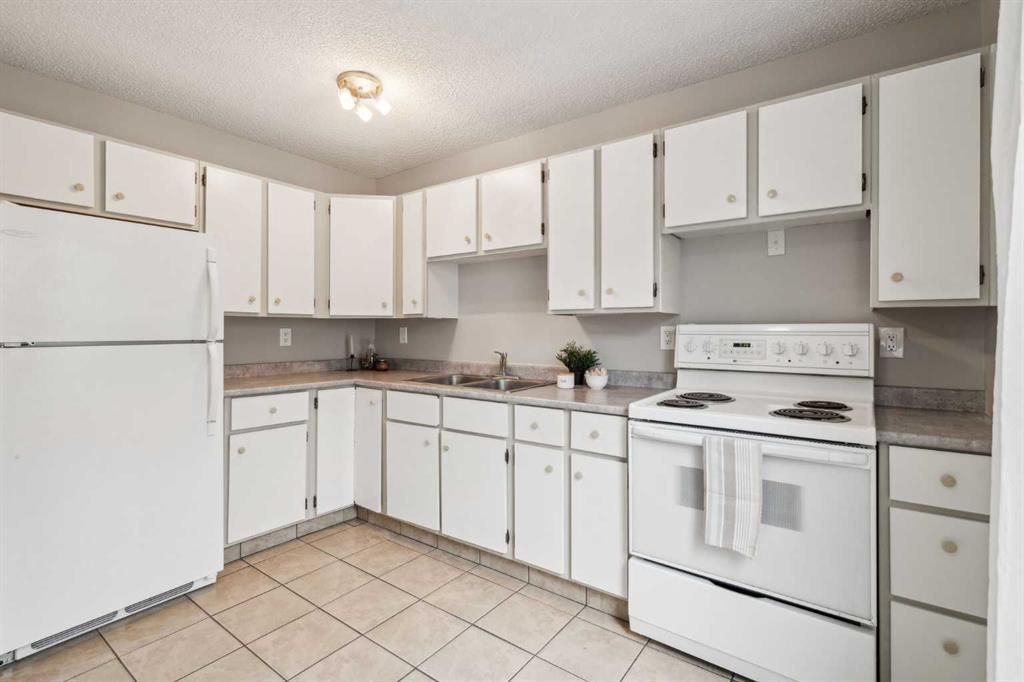 3200 60 Street 11 Property Photo 5