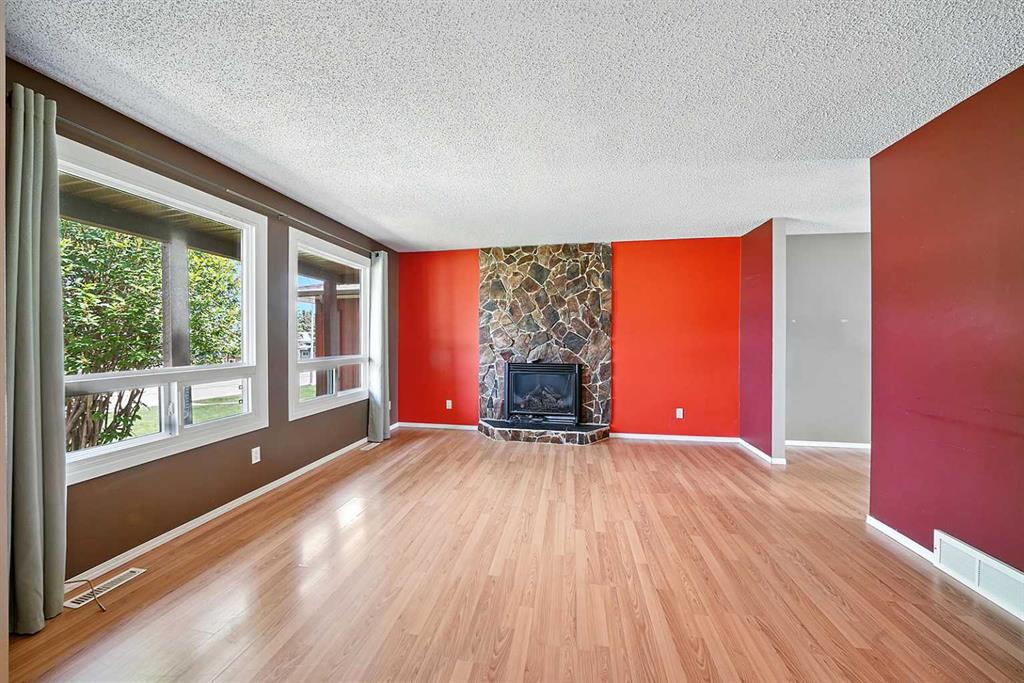4725 56 Avenue Property Photo 4