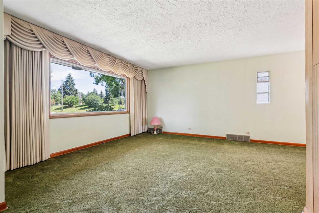 3039 26 Street Property Photo 6