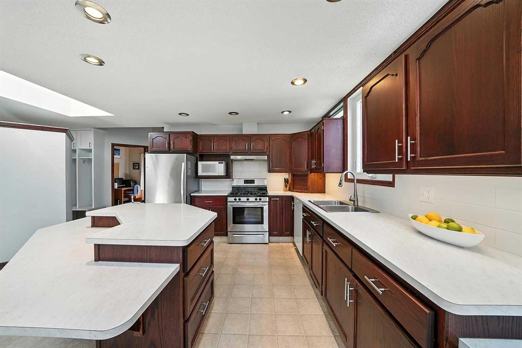 4758 56 Street Property Photo 7