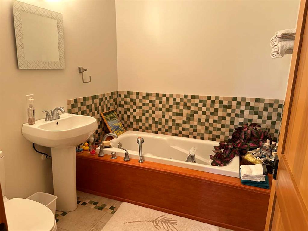 912 Wolverine Way Property Photo 28