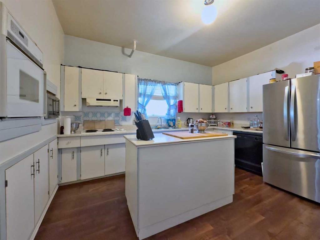 6754 17 Avenue Property Photo 4
