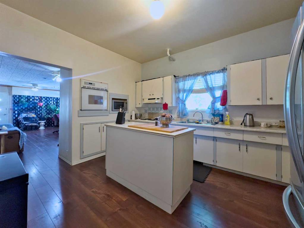 6754 17 Avenue Property Photo 5