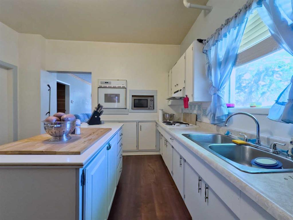 6754 17 Avenue Property Photo 6
