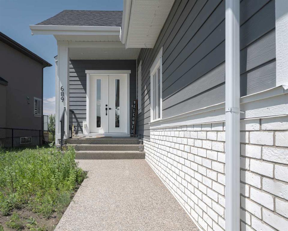 689 Muirfield Crescent Property Photo 2