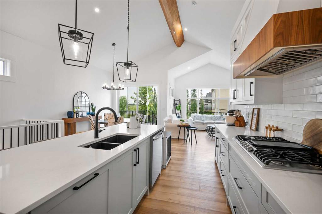 689 Muirfield Crescent Property Photo 8