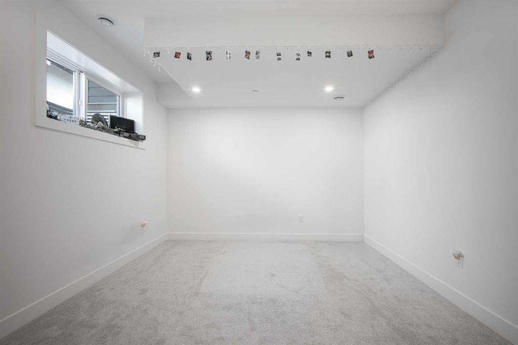 689 Muirfield Crescent Property Photo 27