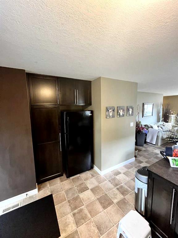 5609 43 Street H Property Photo 10