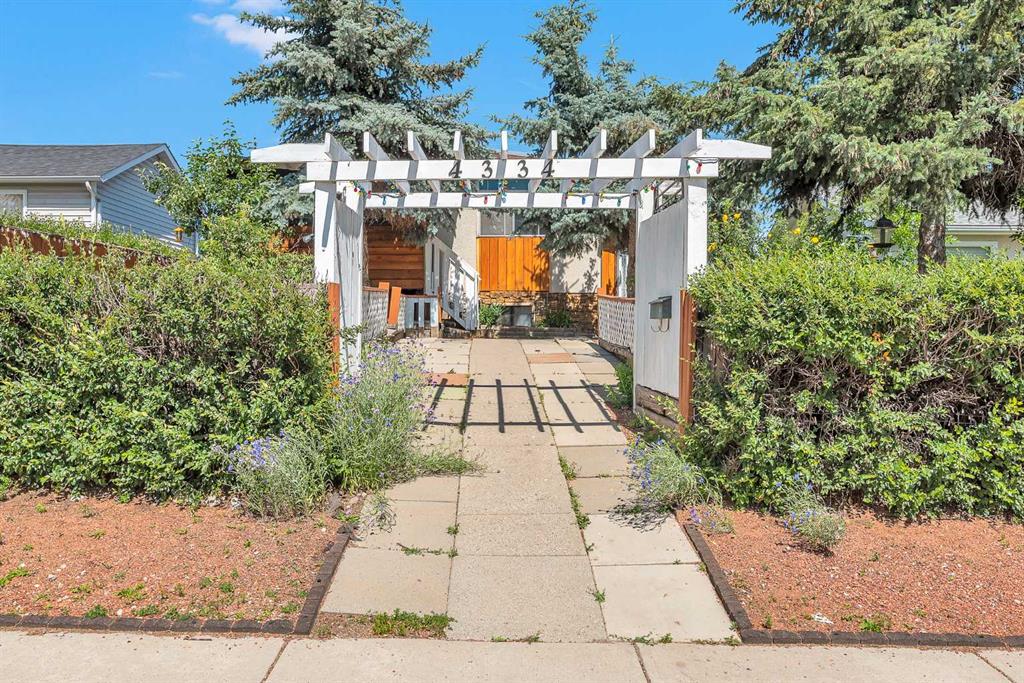 4334 70 Street Property Photo 1