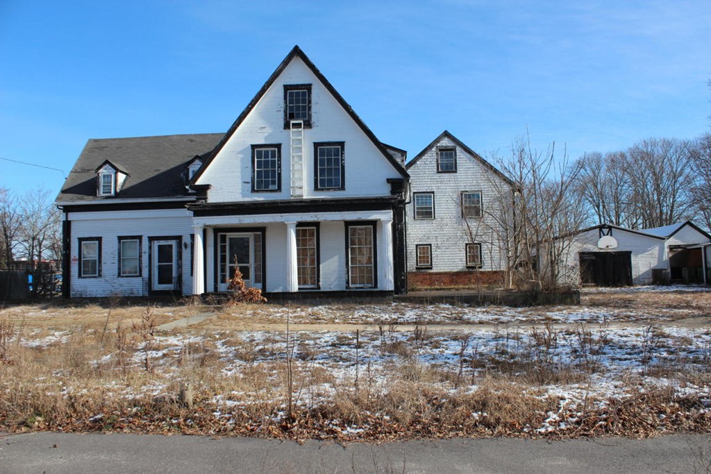 43 Pleasant St Property Photo 1