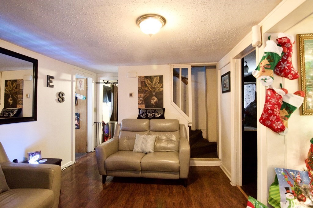 290 Quincy St Property Photo 4